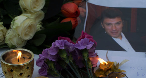 Flowers and candles near the site of the murder of Boris Nemtsov. Photo: U:Dhārmikatva. https://ru.wikipedia.org