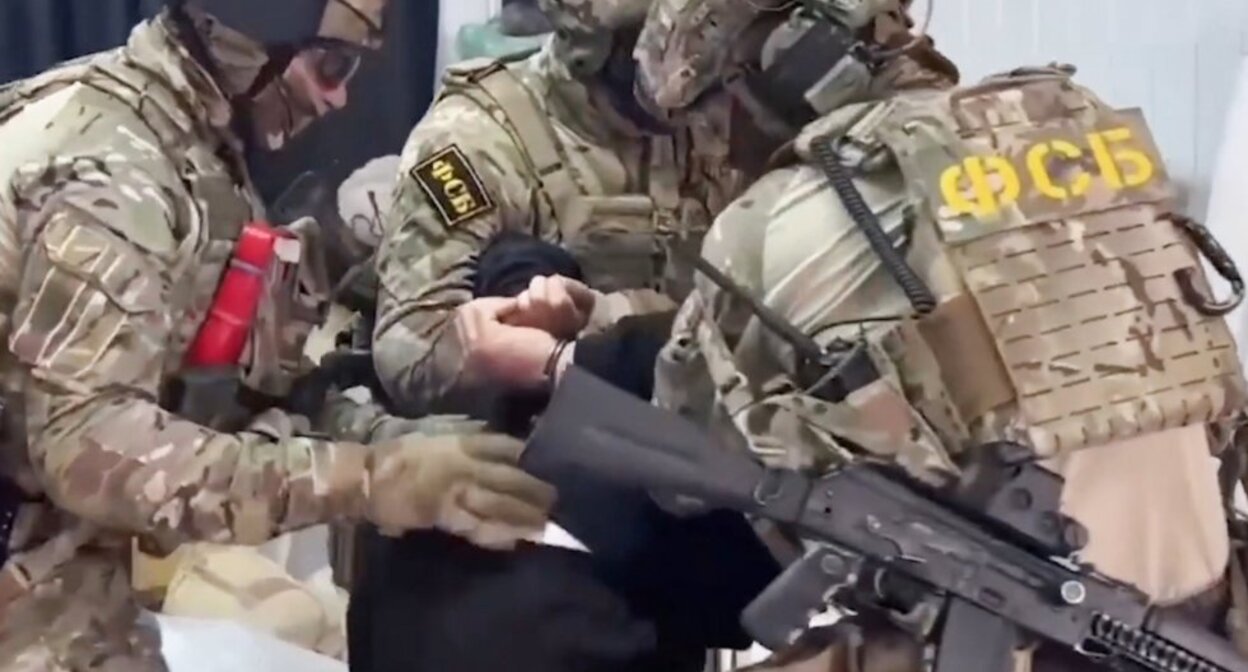 FSB officers detain the suspect. Photo: FSB of Russia FSB officers detain the suspect. Photo: FSB of Russia