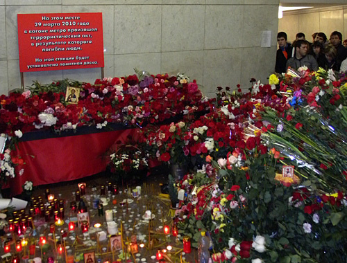 Flowers in memory of victims of the terror act in Lubyanka metro station, Moscow, March 30, 2010. Photo by the "Caucasian Knot"