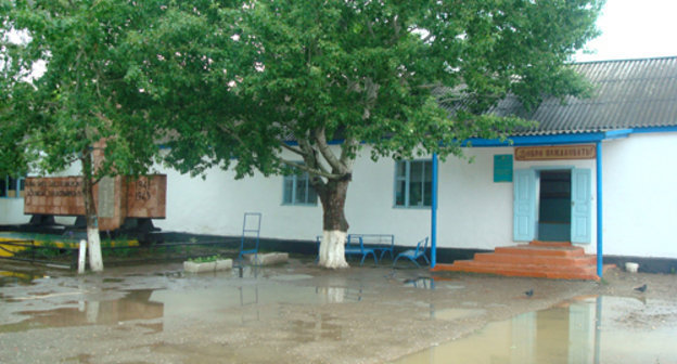 Building of the secondary school in the village of Novosasatli, Khasavyurt District of Dagestan. Photo from the school website: http://novosasatlu.dagschool.com