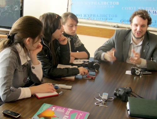 Roman Serebryany and Dagestani journalists at the training seminar on "Youth Leadership" in Makhachkala, April 14, 2011. Photo by the "Caucasian Knot"