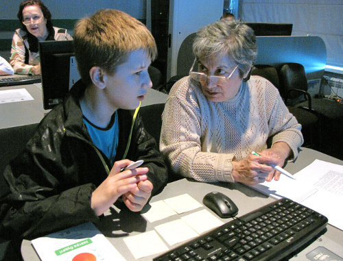 Sasha Shevelev explains the "lesson" to Maria Mikhailovna. May 6, 2011, Rostov-on-Don. Nuclear Energy Info Center. Photo by the "Caucasian Knot"