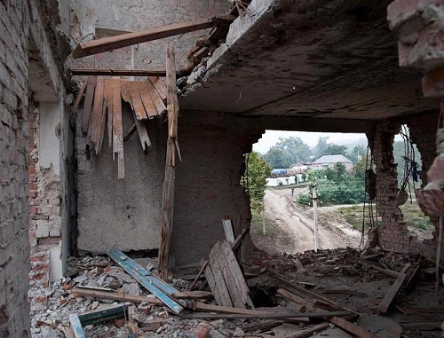 A house, damaged during special operation. Photo by Sergei Mukhamedov (www.echo.msk.ru/blog/ottenki_serogo)