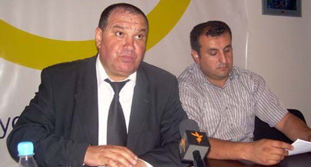 Human rights defender Vidadi Iskenderov (left) speaks at the Baku Media Centre, 2010. Photo: www.azadliq.org (RFE/RL)