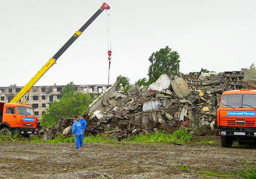 Workers and special machinery of the State Unitary Enterprise (SUE) "Spetsstroy" at work, Grozny, Chechnya, 2007. Photo: spetsstroy.ru