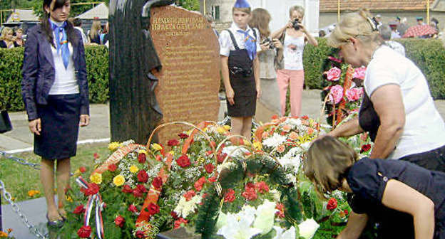 Laying flowers to the monument in memory of victims of September 2004 terror act in Beslan. Karachay-Cherkessia, village of Kosta-Khetagurovo, September 2, 2011. Photo by the "Caucasian Knot"