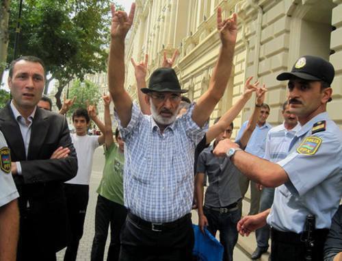 Activists of the World Congress of Azerbaijanis hold protest rally in front of Iranian Embassy in Baku. September 8, 2011. Photo by IA "Turan"