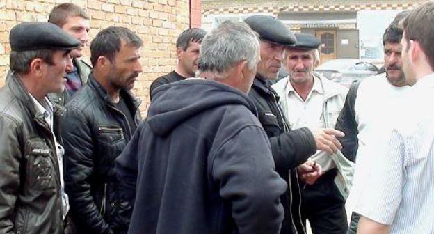 Natives of Dagestan living in the village of Novy Yankul at their meeting with lawyer Abdullah Sarsakov, Andropov District of Stavropol Territory, May 11, 2011. Photo from Mr Sarsakov's blog (http://www.mp2011.ru/user/578/post/474)