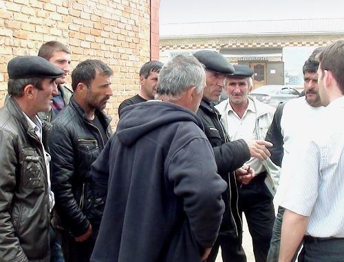 Natives of Dagestan living in the village of Novy Yankul at their meeting with lawyer Abdullah Sarsakov, Andropov District of Stavropol Territory, May 11, 2011. Photo from Mr Sarsakov's blog (http://www.mp2011.ru/user/578/post/474)