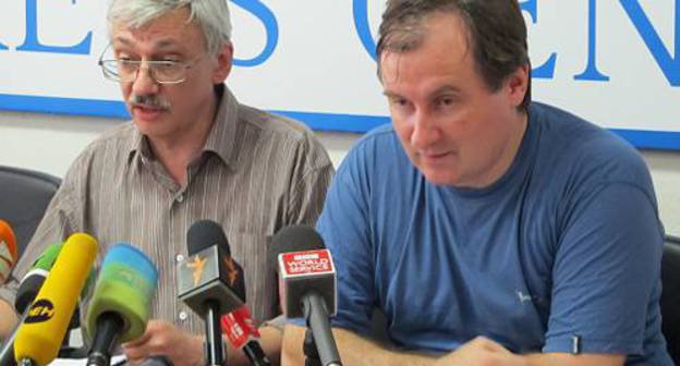 Members of the Human Rights Society "Memorial" Oleg Orlov and Alexander Cherkasov at the press conference "First results of independent inquiry into Estemirova's murder" at the Independent Press Center, Moscow, July 14, 2011. Photo by Elena Sannikova (Elena-n-s.livejournal.com)
