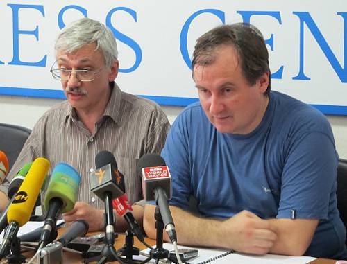 Members of the Human Rights Society "Memorial" Oleg Orlov and Alexander Cherkasov at the press conference "First results of independent inquiry into Estemirova's murder" at the Independent Press Center, Moscow, July 14, 2011. Photo by Elena Sannikova (Elena-n-s.livejournal.com)