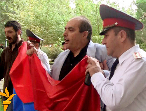 Armenia, Yerevan, September 21, 2011, Deputy Head of the Central Police Department is convoying Levon Barsegyan to the police car. Courtesy of azatutyun.am (RFE/RL)