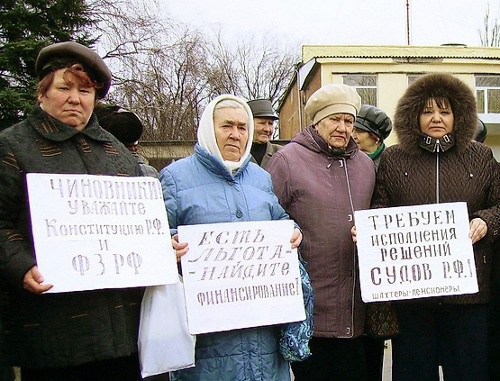 Rostov Region, city of Zverevo, a picket of pensioners, former mine employees, against abolition of privileges on utility bill payment, March 2009. Photo by the Left-Wing Front of the Rostov Region, www.lefdon.rf

