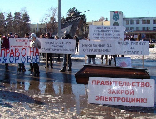 A picket organized in Vladikavkaz against pollution of the environment by the metallurgical factory "Electrozink". January 5, 2012. Photo by Khetag Khutinaev, http://tagaur. livejournal.com