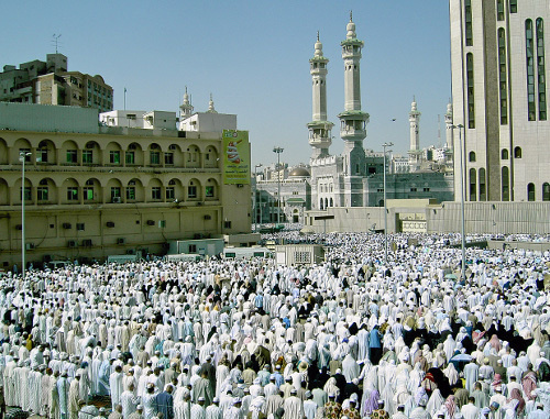 Pilgrims in Sacred Mosque (al-Masjid al-Haram), Mecca, Saudi Arabia.  Photo by Akhmed Magomedov for the Caucasian Cknot.