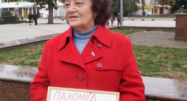 Sochi, March 23, 2012: a solo picket held by Lyudmila Shestak, a City Assembly Deputy from the Communist Party of the Russian Federation (CPRF) in front of the Mayoralty. Photo by Svetlana Kravchenko for the "Caucasian Knot"

 