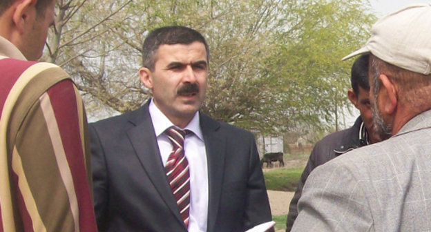 Oktai Gyulalyev (centre), the coordinator of the office of the civil society "Kura" talks to villagers of Minbashi, Sabirabad District of Azerbaijan, April 8, 2012. Photo by Nasrullah Nurullaev, a member of the office of the civil society "Kura"