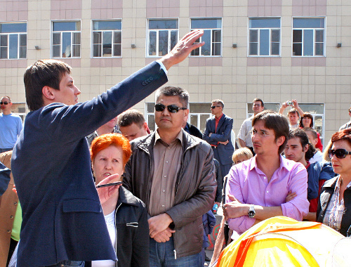 Dmitry Gudkov, a State Duma Deputy from the "Spravedlivaya Rossiya" (Fair Russia) Party at the meeting with hunger-strikers and residents of Astrakhan, which transformed into an improvised rally. Photo by Alexander Kozlov, http://ko-07.livejournal.com