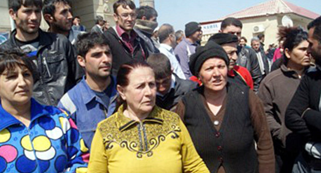 Local residents are trying to defend their houses from demolition. Azerbaijan, Sulu-Tepe, April 6, 2012. Photo from azadliq.info