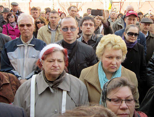 Residents of Astrakhan rallying at the City Administration on the day of arrival of Sergey Mironov and Nikolai Levichev, Russian State Duma Deputies from "Spravedlivaya Rossiya" (Fair Russia) to hunger-strikers, Astrakhan, March 31, 2012. Photo by Eugenia Zarinsh: http://evgeniy-zarinsh.livejournal.com