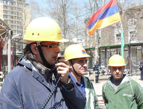 Activists of the initiative group "Brigade" in the Mashtots Park; the political scientist Andreas Gukasyan is on the left, Yerevan, April 15, 2012. Photo by Armine Martirosyan for the "Caucasian Knot"