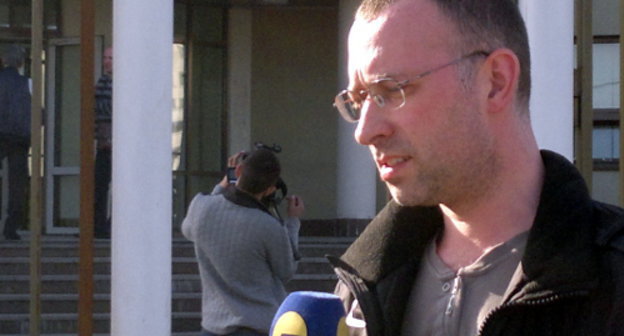 Alexander Vassiliev, the advocate of the defendant Yuri Tikhomirov, gives interviews to reporters outside the Lublin Court House in Moscow, April 17, 2012. Photo by Yulia Buslavskaya for the "Caucasian Knot"