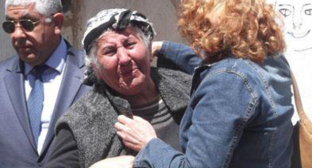 Shirinbadji Alieva (center) evicted from her house at 211Mirza Aga Aliev Street, Baku, April 23, 2012. Photo: www.musavat.com