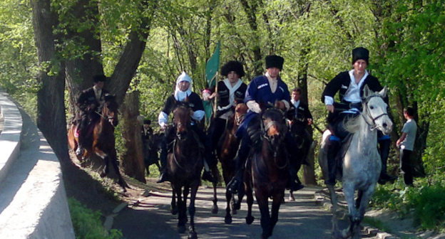 Participants of equestrian march ascend to the Stela of Nations' Friendship on the Day of Circassian Flag, Karachay-Cherkessia, April 25, 2012. Photo by Svetlana Nosova for the "Caucasian Knot"
