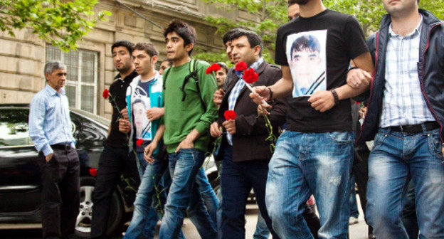 Youth activists on the march from Cinema "Nizami" to the building of the ASOA (Azerbaizani State Oil Academy), Baku, April 30, 2012. Photo by Aziz Karimov for the "Caucasian Knot"