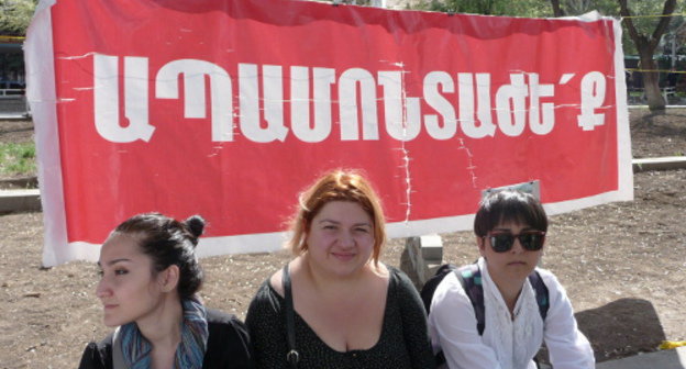 Defenders of the Mashtots Park with a poster reading "Dismantle!", Yerevan, April 30, 2012. Photo Armine Martirosyan for the "Caucasian Knot"