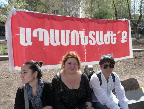 Defenders of the Mashtots Park with a poster reading "Dismantle!", Yerevan, April 30, 2012. Photo Armine Martirosyan for the "Caucasian Knot"