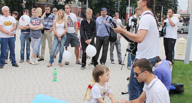 Participants of the action "White Walk" in Krasnodar, May 13, 2012. Photo by Andrei Koshik for the "Caucasian Knot"