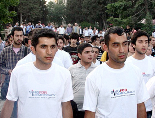 Azerbaijan, Baku, May 23, 2012, participants of the walk-protest in white T-shirts with inscription "Sing for Democracy". Photo by the IA "Turan"