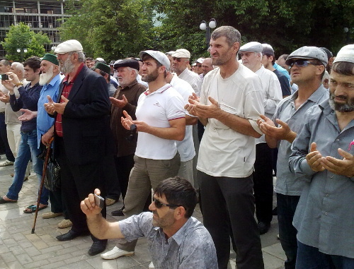 Rally demanding inquiry into the murder of Gamzatov brothers and their nephew Magomed Omarov, Makhachkala, May 24, 2012. Photo by Akhmed Magomedov for the "Caucasian Knot"