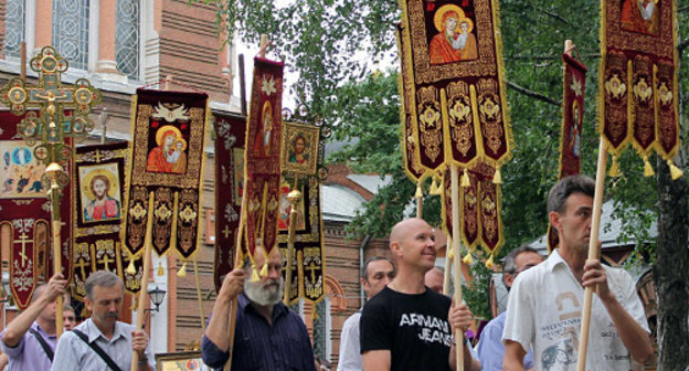 Participants of sacred procession walk out of the St Catherine Cathedral, Krasnodar, May 24, 2012. Photo by Andrei Koshik for the "Caucasian Knot"