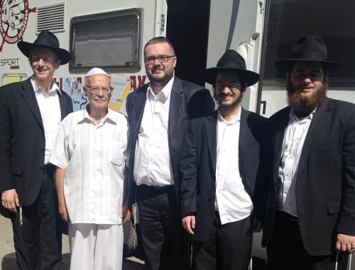 Rabbis' sons-participants of the Jewish ethnographic expedition with members of the Jewish community of the Volga region, Volgograd Region, city of Volzhsky, August 12, 2012. Courtesy of Rabbi of Volzhsky Ariel Trigger