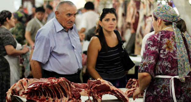 Residents of Makhachkala choosing meat at city marketplace. Photo by Makhach Akhmedov for the "Caucasian Knot"