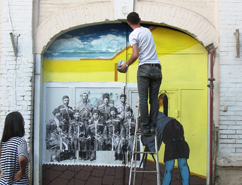 Participants of the art project "City of N" make paintings on an ancient building; Kabardino-Balkarian Republic (KBR), Nalchik, August 2012. Photo by Luiza Orazaeva for the "Caucasian Knot"