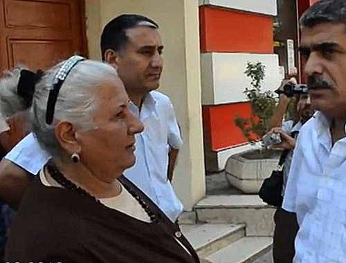 Outside the Narimanov District Court on the day of sentencing Ilgar Rzaev; on the left – Shirinbadji Rzaeva; Baku, August 31, 2012. Frame from video footage by the "Objective TV" Channel: http://www.obyektiv.tv