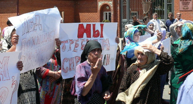 Rally against kidnappings in Dagestan at the Prosecutor's Office; Makhachkala, June 27, 2008. Photo by Natalia Krainova for the "Caucasian Knot