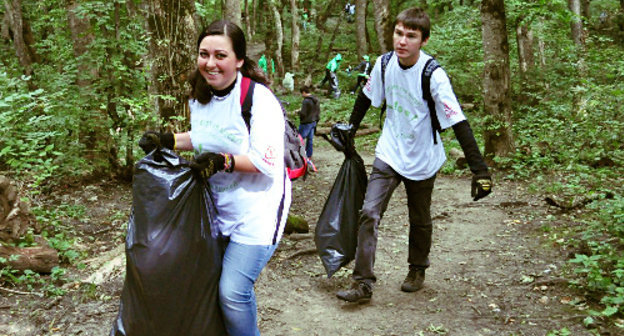 Cleaning of Taman Forest within the all-Russian action "Blogger Against Garbage"; Stavropol, September 8, 2012. Photo by Ekaterina Sapogina, http://vk.com/event42576164