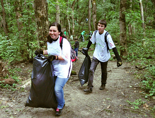 Cleaning of Taman Forest within the all-Russian action "Blogger Against Garbage"; Stavropol, September 8, 2012. Photo by Ekaterina Sapogina, http://vk.com/event42576164