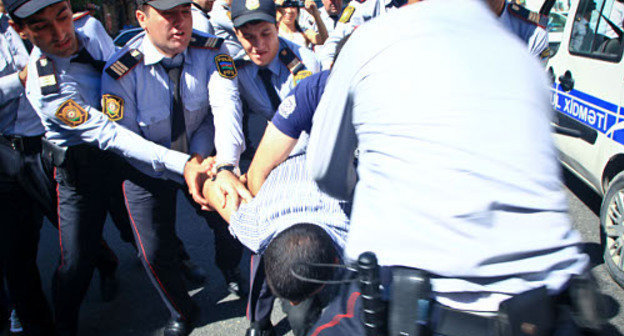 Police dispersing believers' protest action held outside US Embassy in Baku, September 17, 2012. Photo by Aziz Karimov for the "Caucasian Knot"