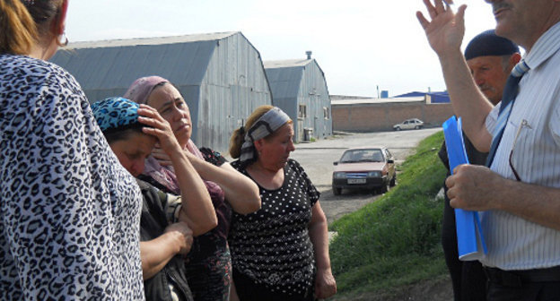 Refugees from the temporary accommodation centre (TAC) "Promzhilbaza" in Karabulak meet the office staff of the Ombudsperson in the Republic of Ingushetia, May 10, 2012. Courtesy of the press service of the Office of the Ombudsperson in Ingushetia, http://ingushombudsman.ru