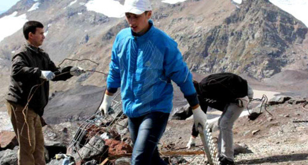 Subbotnik for cleaning slopes of Mount Elbrus undertaken by volunteers, Kabardino-Balkaria, September 15, 2012. Photo by Luiza Orazaeva for the "Caucasian Knot"