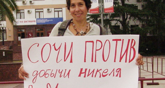 Maria Ukhova in front of the administration of Sochi during her solo picket against mining nickel near the Khopyor River, Sochi, September 22, 2012. Courtesy of the protesters