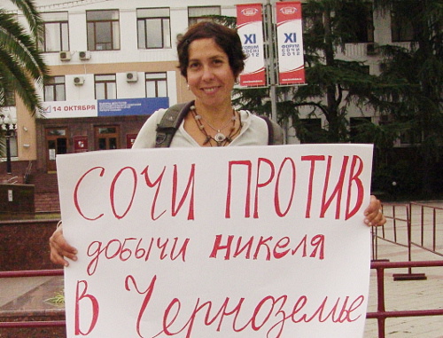 Maria Ukhova in front of the administration of Sochi during her solo picket against mining nickel near the Khopyor River, Sochi, September 22, 2012. Courtesy of the protesters