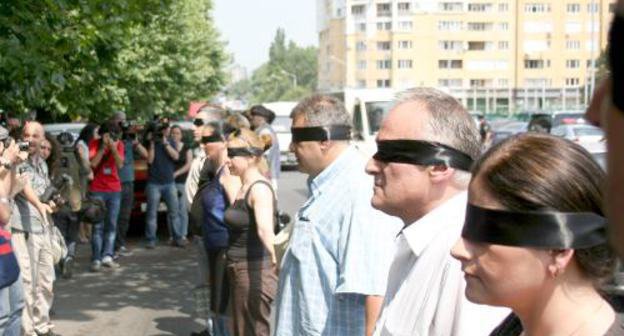 Protest action against detention of photojournalists in front of the isolation facility of the Georgian Ministry of Internal Affairs (MIA), Tbilisi, July 8, 2011. Photo by Beslan Kmuzov for the "Caucasian Knot"