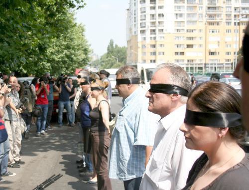 Protest action against detention of photojournalists in front of the isolation facility of the Georgian Ministry of Internal Affairs (MIA), Tbilisi, July 8, 2011. Photo by Beslan Kmuzov for the "Caucasian Knot"