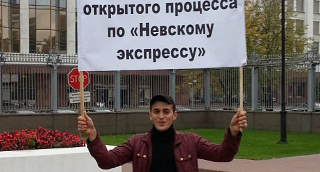 Solo picket of a resident of Ingushetia outside the Government of the Russian Federation; Moscow, October 3, 2012. Photo by Magomed Khazbiev